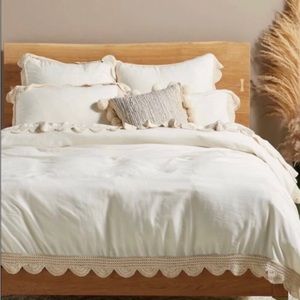 BEAUTIFUL Anthropologie Cream Duvet cover with lace trim. King size.